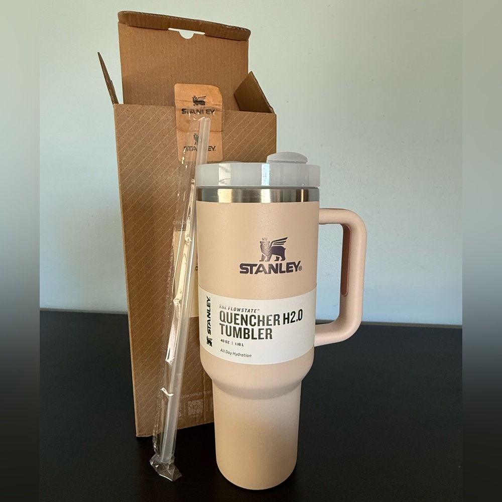 Stanley Quencher H2.0 Tumbler 40 oz. - Color Dune, Light Tan, NEW